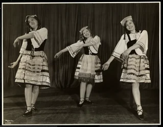 Drie blinde jonge vrouwen in kostuum dansen op het podium in een toneelstuk bij de New York Association for the Blind, New York, 1931